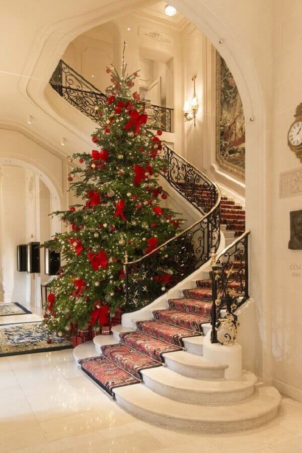 Árvore de Natal grande decorada para festa de Natal Foto Hallstrom Home