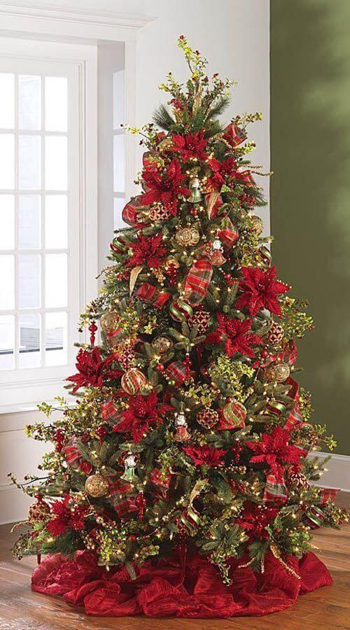Árvore de natal decorada com flores vermelhas