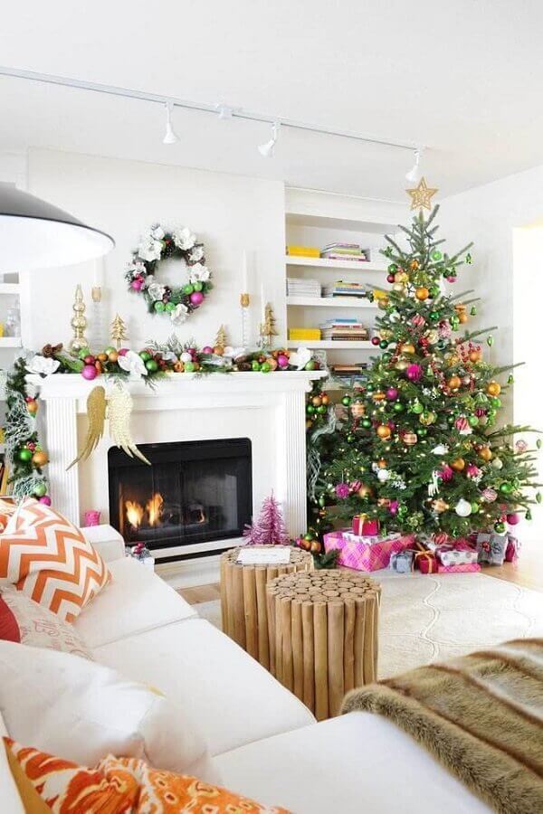 Árvore grande para decoração de festa de Natal em sala com lareira Foto Architectures Art Designs