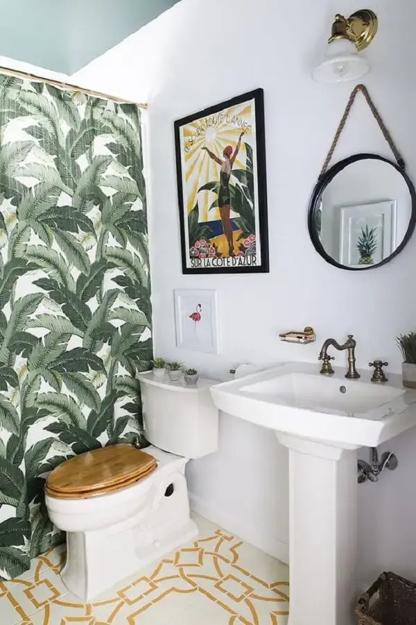 As folhas da cortina de box para banheiro trazem um toque tropical para o décor. Fonte: Jessica Brigham