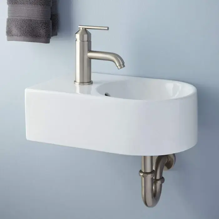As pias compactas são perfeitas para modelos de banheiro embaixo da escada. Fonte: Total Construção
