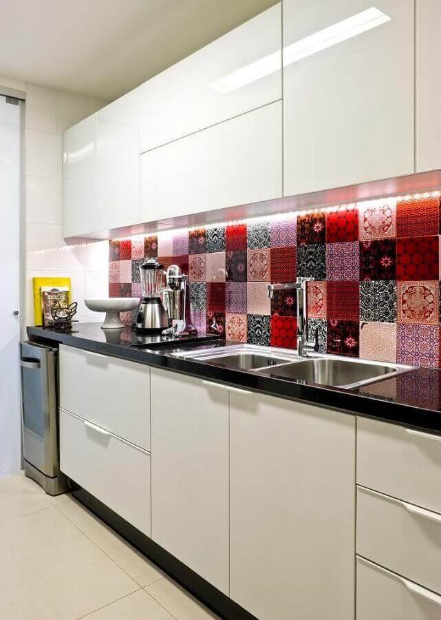 Azulejo colorido estampado para decoração de cozinha branca Foto Design Homes