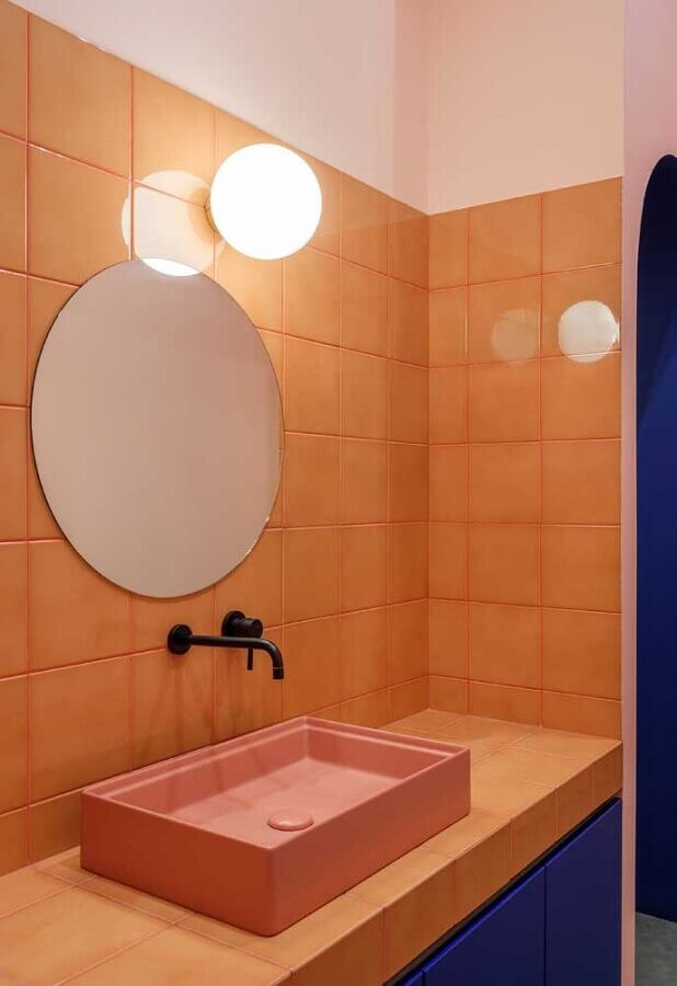 Azulejo colorido para banheiro simples decorado com espelho redondo Foto Decor Fácil