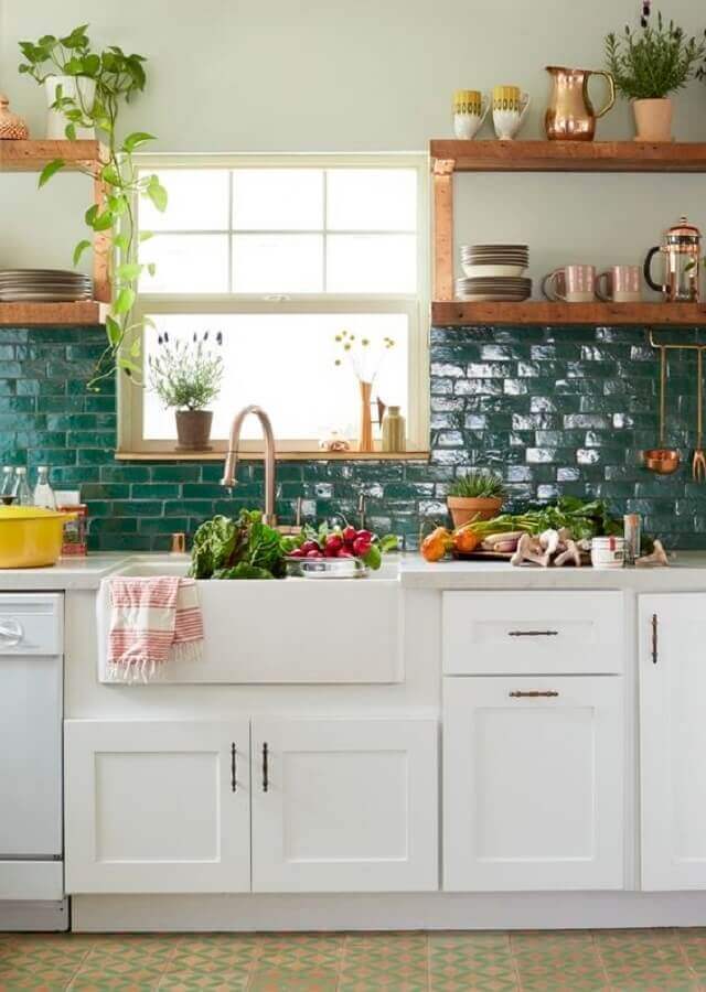 Azulejo colorido para cozinha branca e verde decorada com nicho de madeira rustico Foto House Beautiful