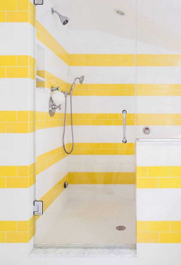 Azulejo colorido para decoração de banheiro branco e amarelo Foto Decor Fácil