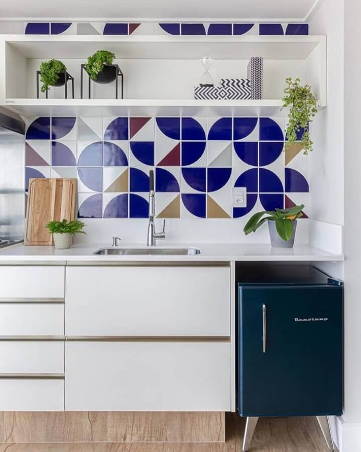 Azulejo colorido para decoração de cozinha branca planejada Foto Cavalcante Ferraz