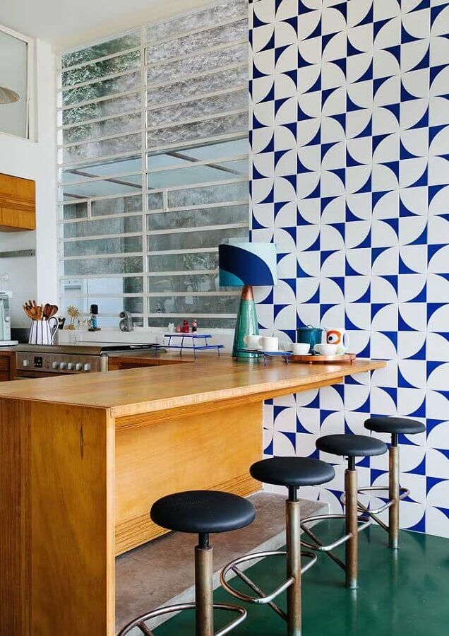 Azulejo colorido para decoração de cozinha com bancada de madeira Foto Luiza Florenzano