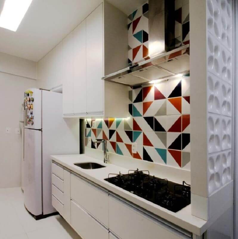Azulejo colorido para decoração de cozinha planejada branca Foto Dauster Arquitetura