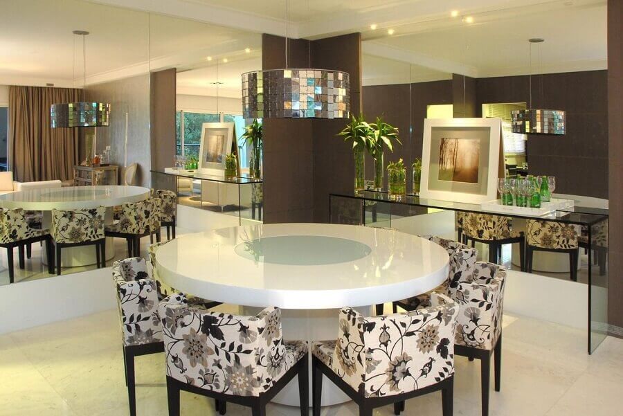 Balcão aparador para sala de jantar decorada com paredes espelhadas e mesa redonda Foto Teresinha Nigri