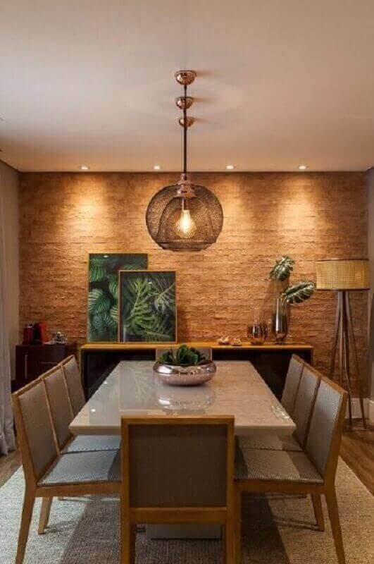 Balcão buffet para sala de jantar decorada com parede rustica e abajur de chão Foto Decor Fácil