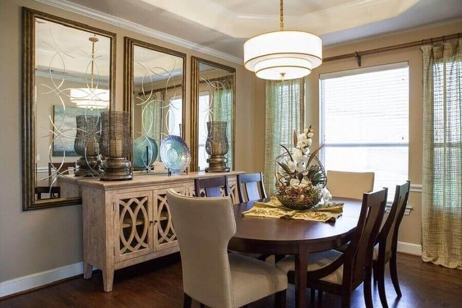 Balcão com espelho para sala de jantar com decoração clássica Foto Renee Turner Interiors