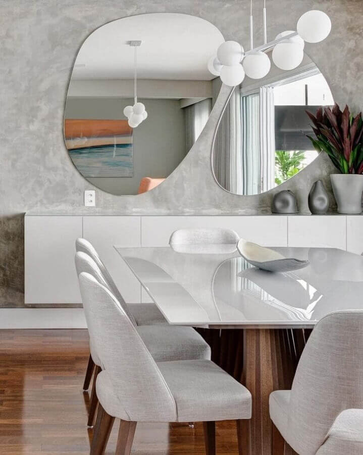 Balcão com espelho para sala de jantar moderna decorada com parede de cimento queimado Foto Si Saccab Arquitetura