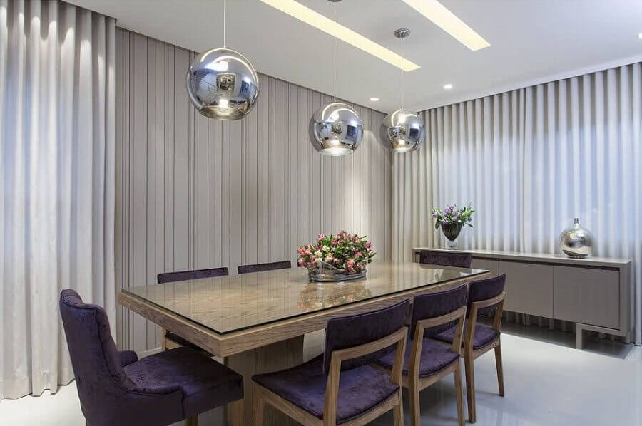 Balcão para sala de jantar cinza moderna decorada com luminária pendente redonda Foto Vanja Maia