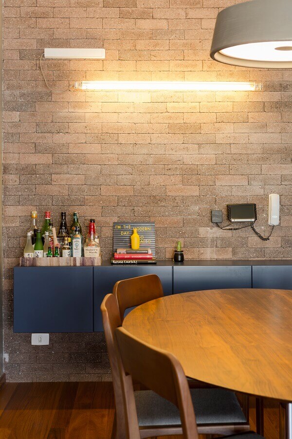 Balcão para sala de jantar decorada com parede de tijolinho e mesa de madeira Foto DT Estúdio