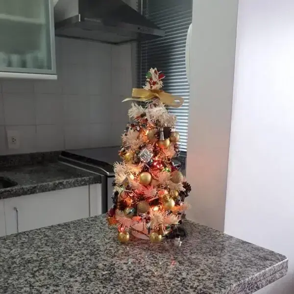  Bancada de cozinha com mini árvore de natal iluminada
