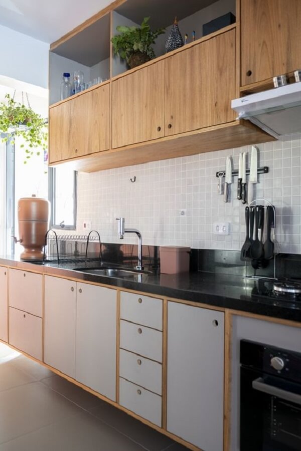 Bancada de granito para cozinha com armários de madeira modernas