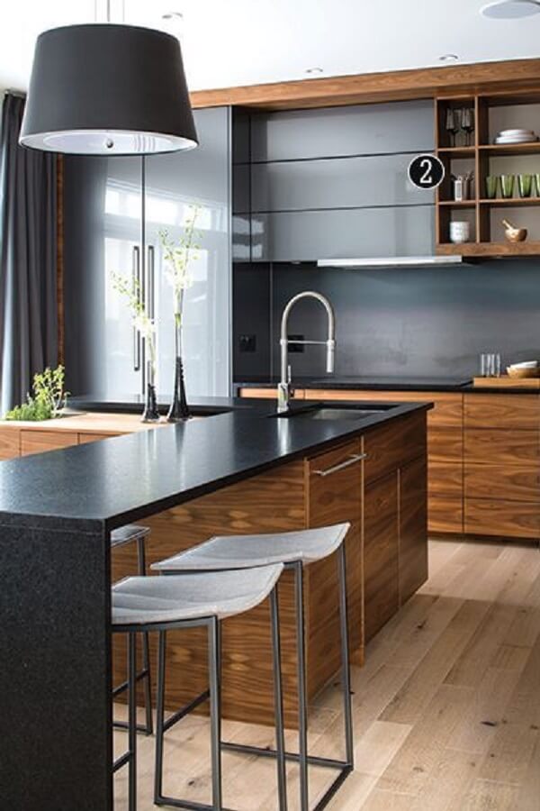 Bancada de granito para cozinha preta com armários de madeira modernas