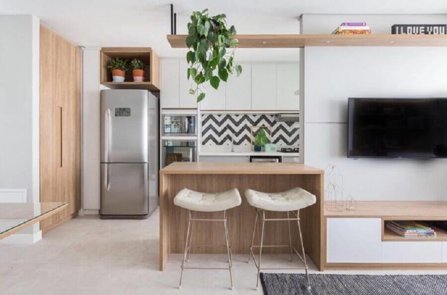 Bancada de madeira para decoração de cozinha americana conjugada com sala de TV Foto Duda Senna