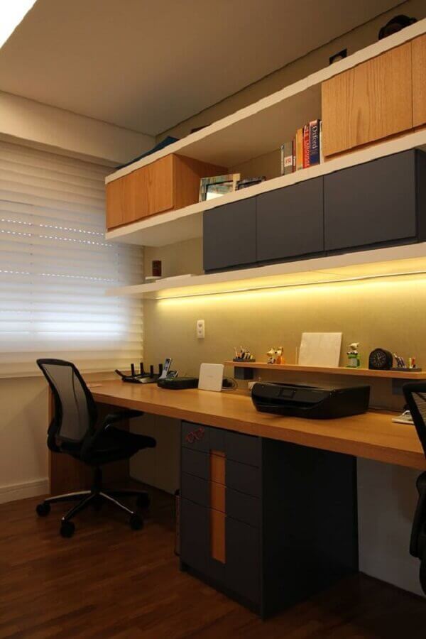 Bancada de trabalho de madeira para decoração de escritório planejado com armário aéreo Foto Homify