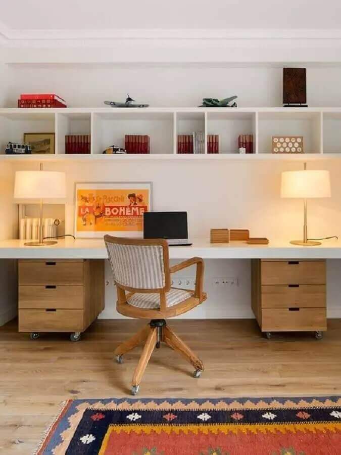 Bancada de trabalho suspensa para decoração de home office com gaveteiro de madeira Foto Casa Très Chic