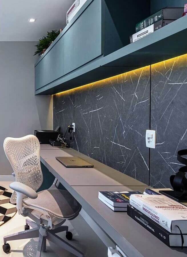 Bancada de trabalho suspensa para escritório cinza moderno decorado com armário aéreo Foto Romário Rodrigues