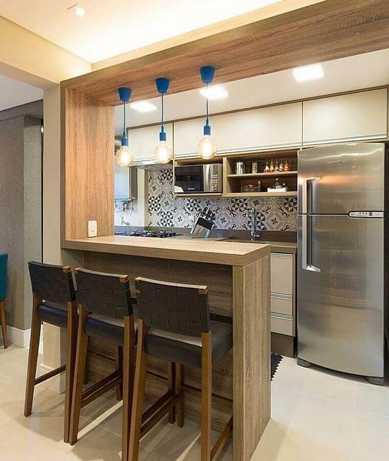 Banco alto para cozinha americana decorada com bancada de madeira Foto Dicas Decor