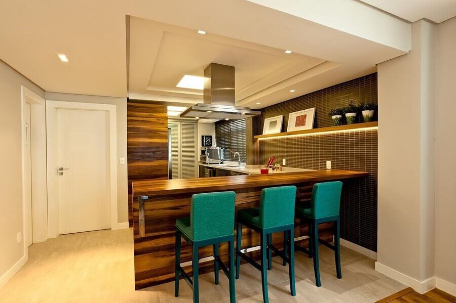Banco alto para cozinha americana decorada em cores neutras Foto Juliana Pippi