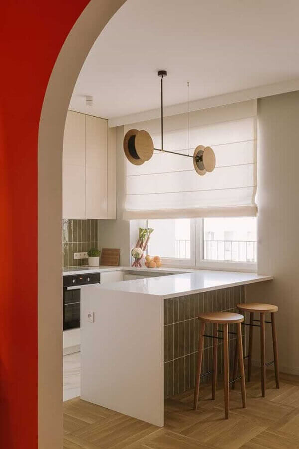 Banco de madeira para cozinha americana decorada em cores neutras Foto Decor Fácil