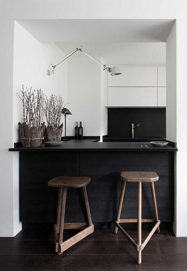 Banco de madeira para cozinha americana preta e branca decorada com estilo minimalista Foto Futurist Architecture