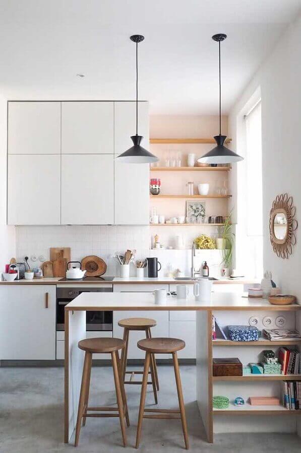 Banco de madeira para cozinha americana simples decorada com armários brancos Foto Decor Fácil