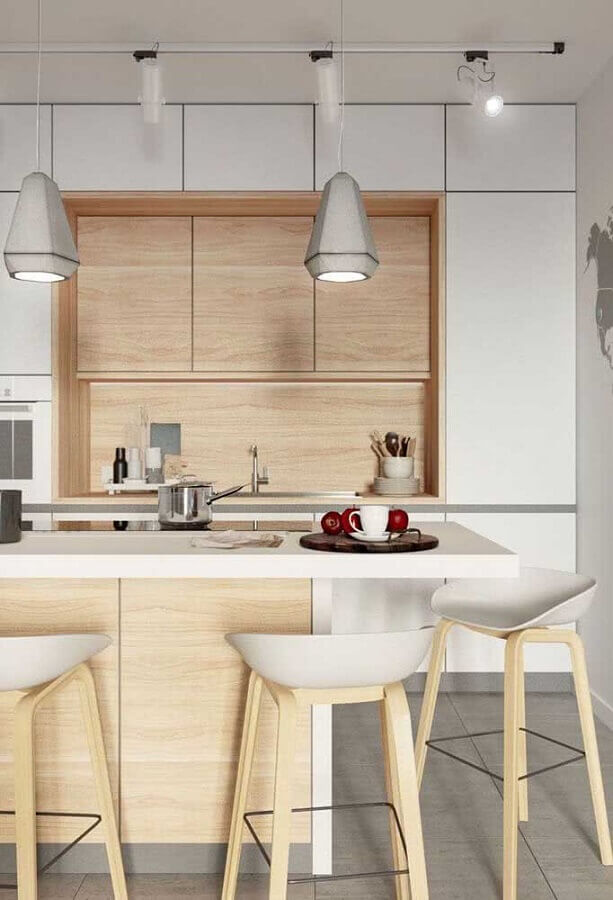  Banco para cozinha americana clean decorada com armários brancos com detalhes em madeira Foto Homify