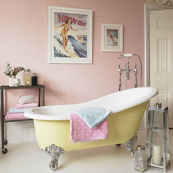 Banheira feminino em tons claros com banheira vitoriana amarela clara