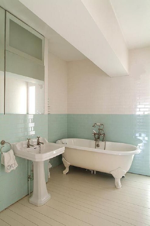 Banheira vitoriana branca no banheiro verde moderno