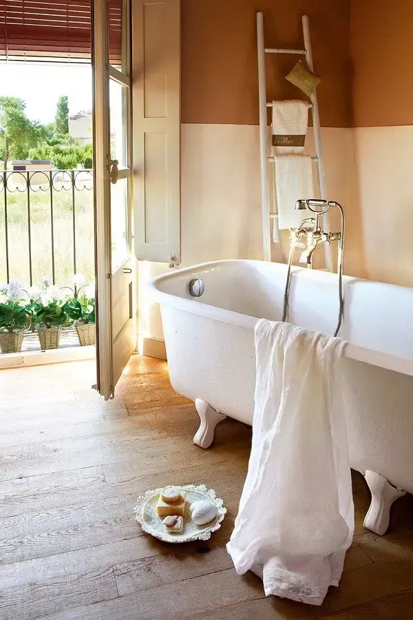 Banheira vitoriana branca para banheiro clássico