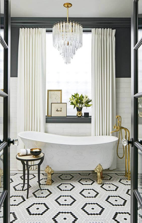 Banheira vitoriana com pé dourado no banheiro chique