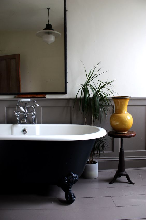 Banheira vitoriana preta no banheiro cinza moderno