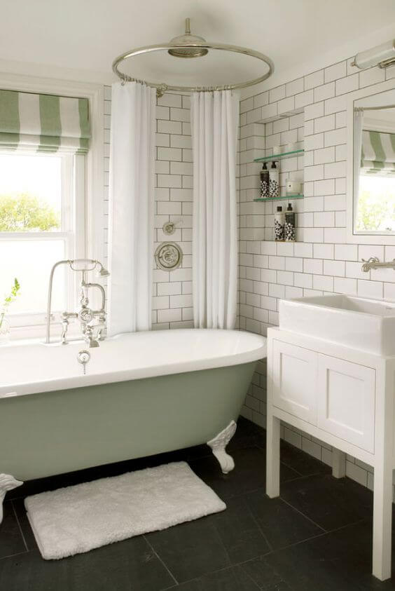 Banheiro branco com banheira estilo vitoriana verde pastel 