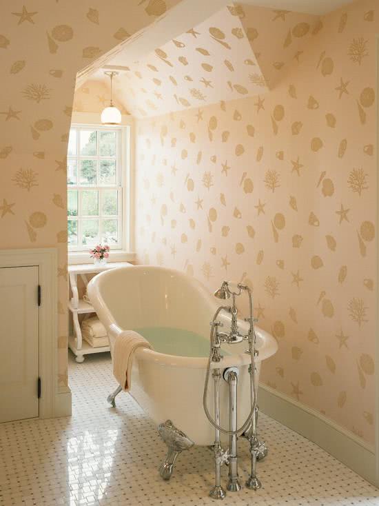 Banheiro com banheira vitoriana branca com papel de parede infantil