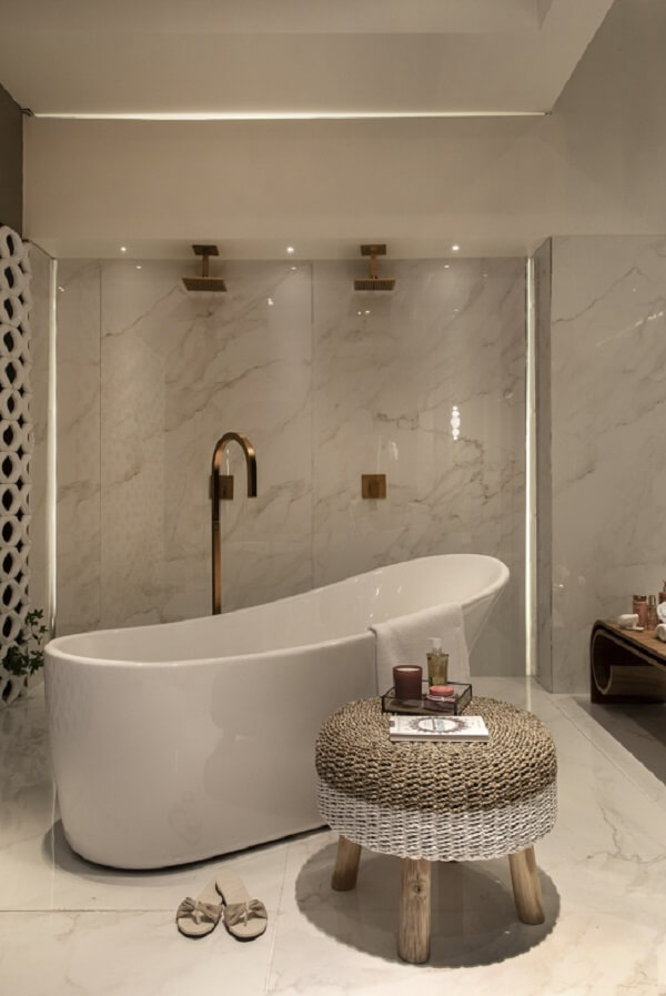 Banheiro com tipos de chuveiro de teto dourado