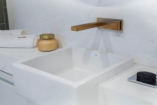 Banheiro com torneira para lavabo rose gold 