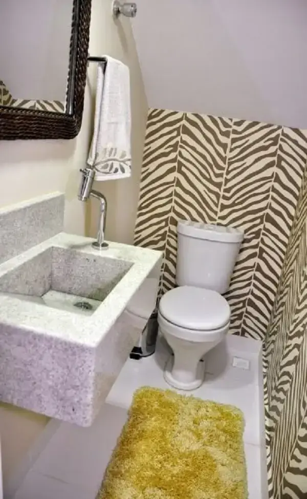 Banheiro embaixo da escada decorado com estampa de animal print. Fonte: Casa e Construção