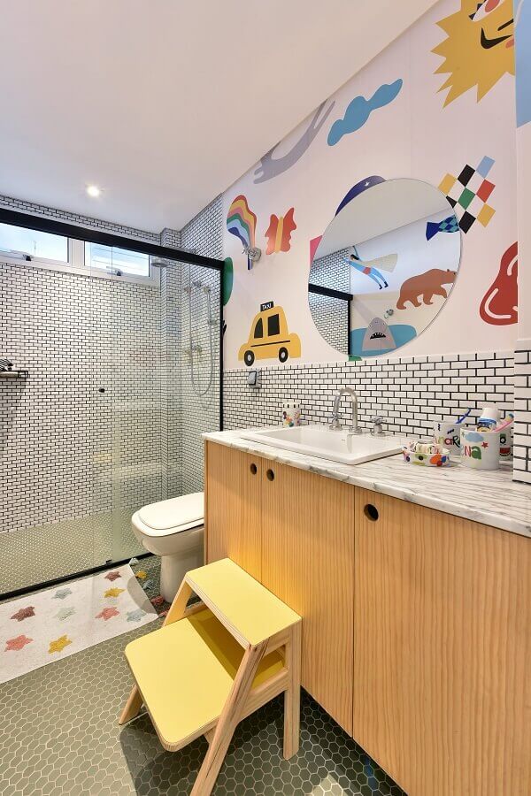 Banheiro infantil decorado com papel de parede colorido e gabinete de madeira Foto Sidney Doll para MOOUI 