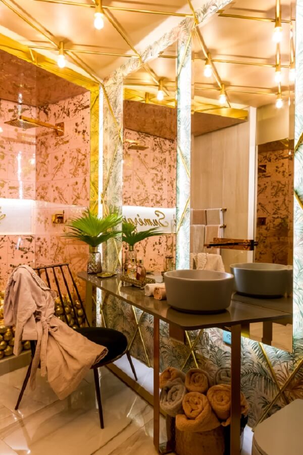 Banheiro luxuoso com tipos de chuveiro de teto