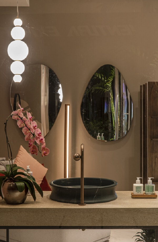 Banheiro moderno com cuba preta e torneira para lavabo rose gold 