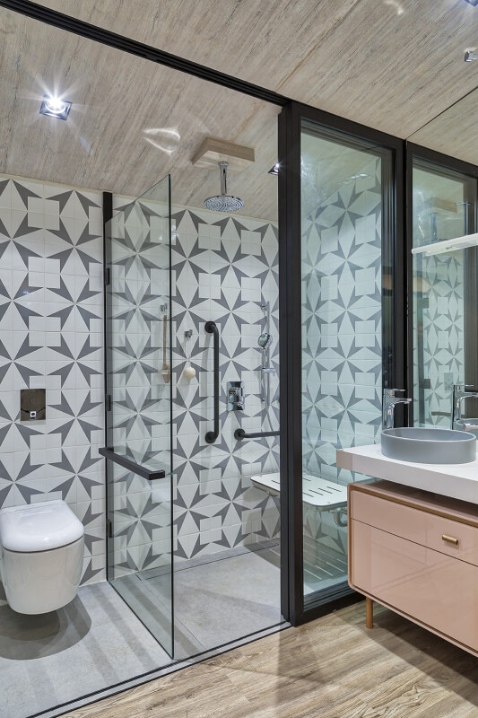 Banheiro moderno com cuba redonda cinza e torneira prataBanheiro moderno com cuba redonda cinza e torneira prata