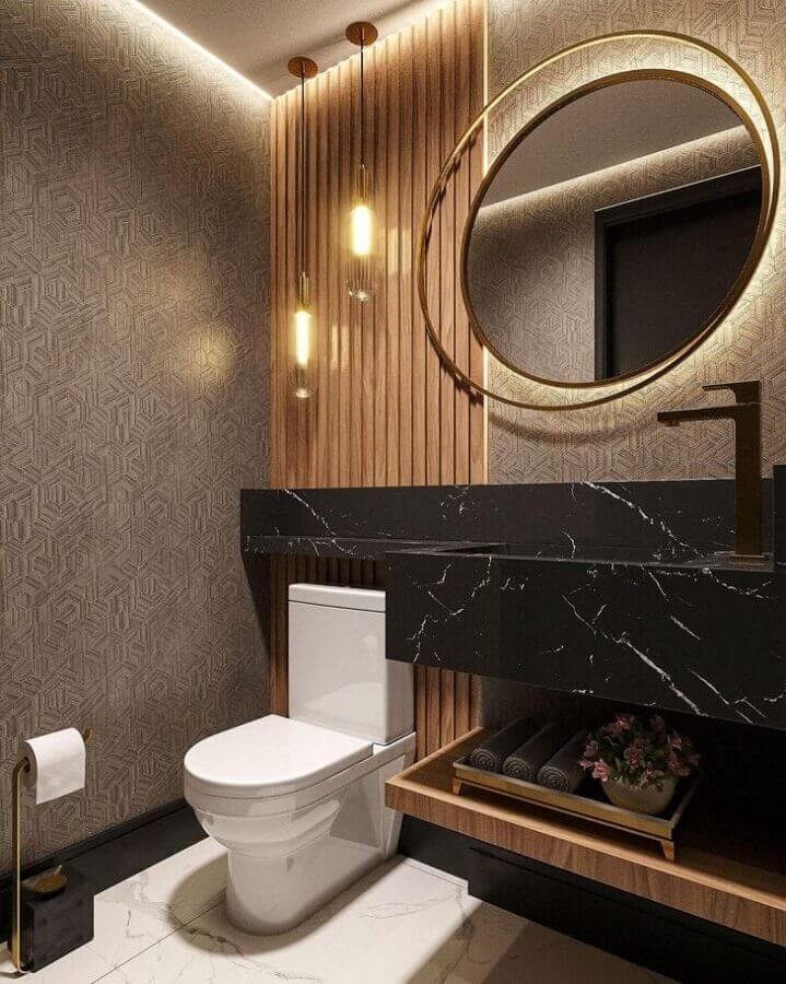 Banheiro moderno decorado com parede de ripa e bancada de mármore preto Foto Fernando Silvério