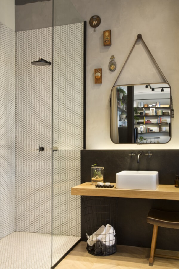 Banheiro moderno com chuveiro de parede e box de vidro