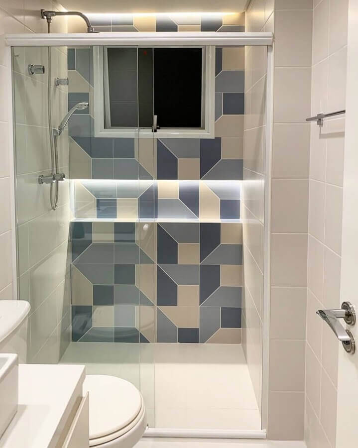 Banheiro pequeno branco decorado com azulejo colorido na área do box Foto LA Arquitetura