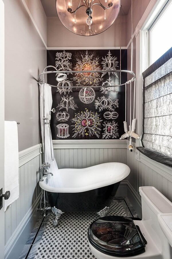 Banheiro pequeno com banheira vitoriana preta e branca