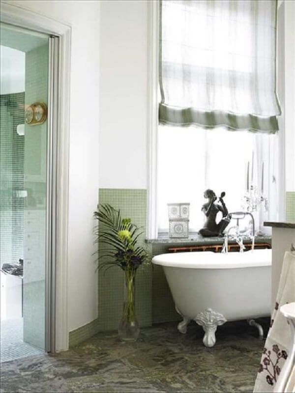 Banheiro verde com banheira vitoriana branca